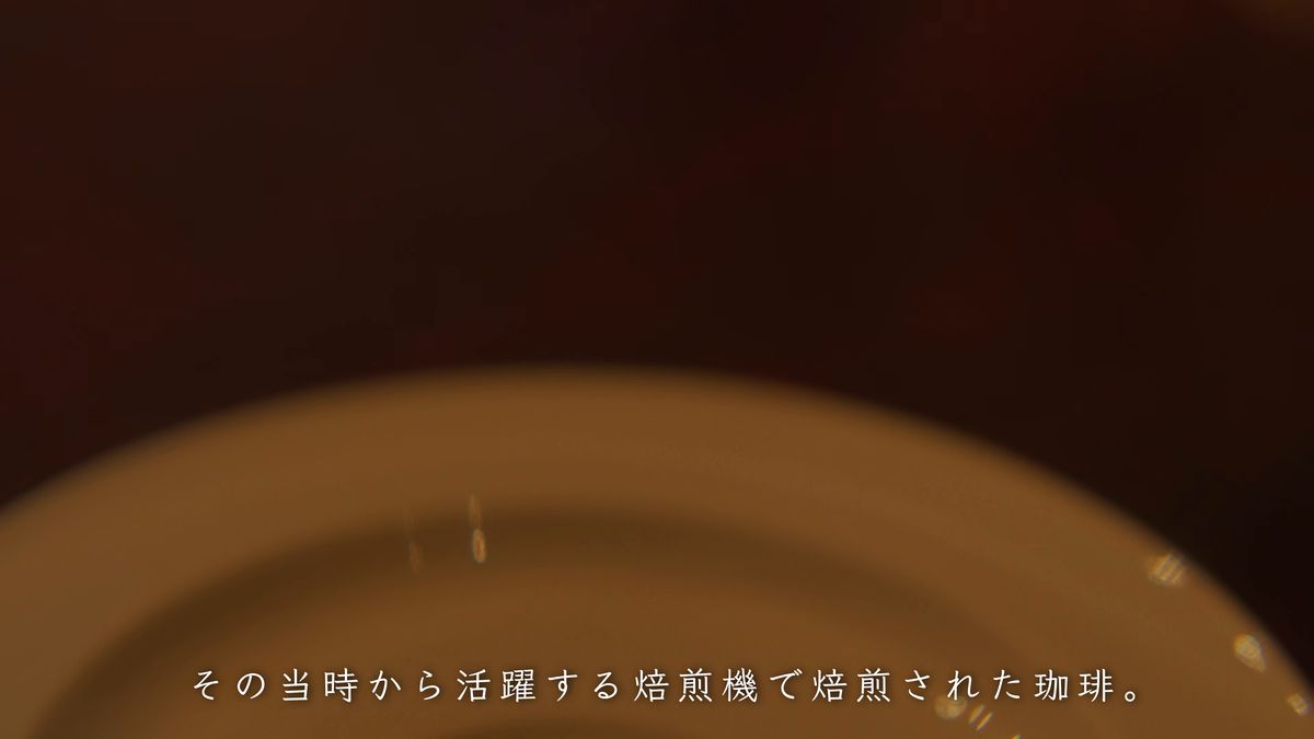 薄暗い店内で光る白い皿の縁