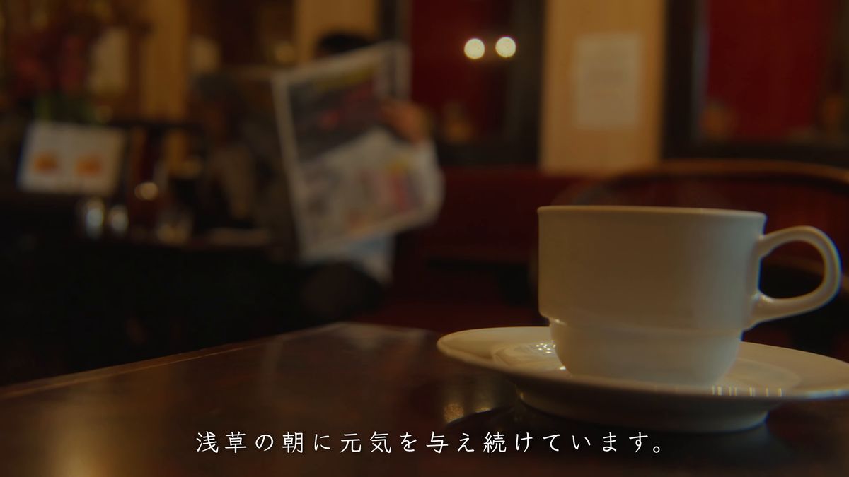 テーブルに置かれたコーヒーカップ