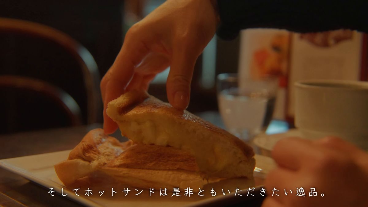 ホットサンドを持ち上げる手元