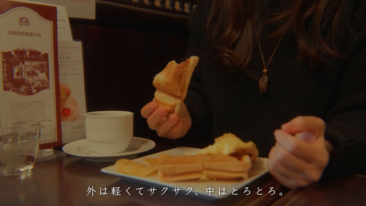 ホットサンドを手に、席でくつろぐ