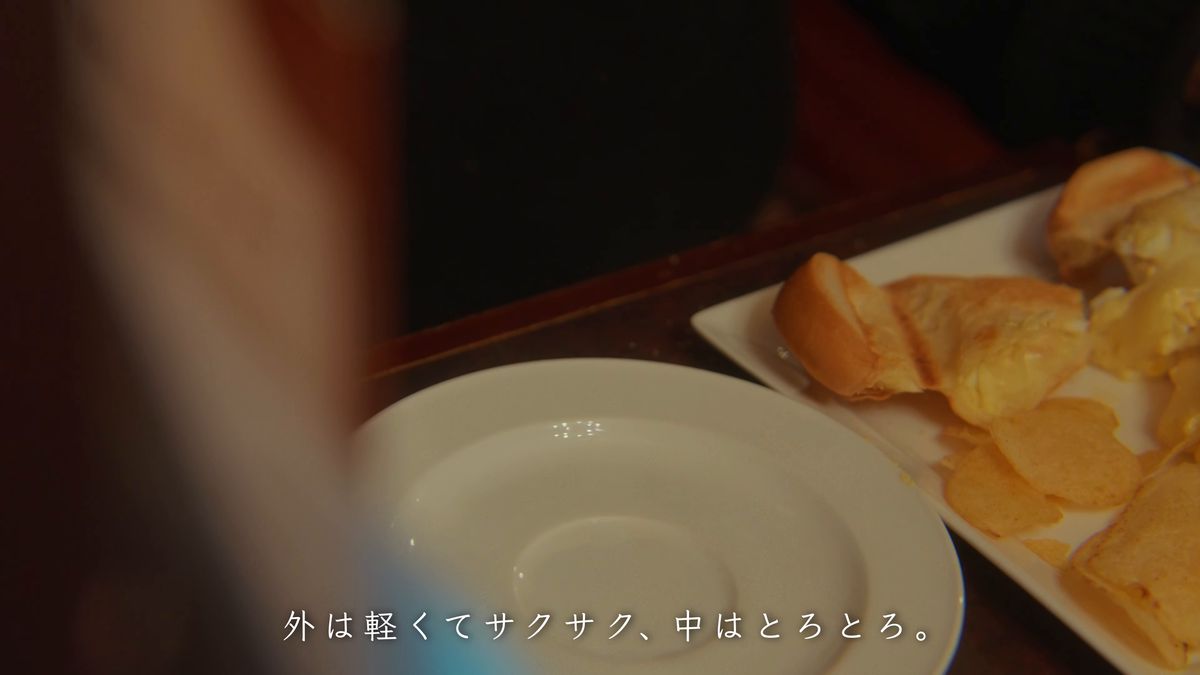 空になった受け皿と、ホットサンドの皿
