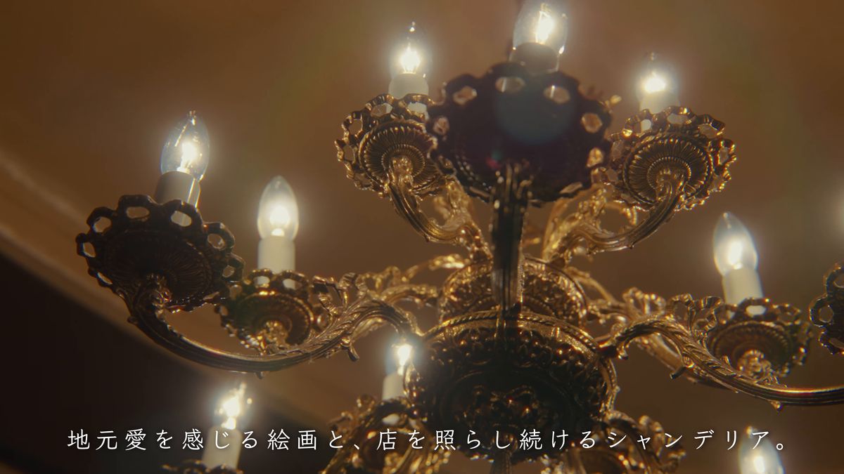 店を照らすシャンデリア