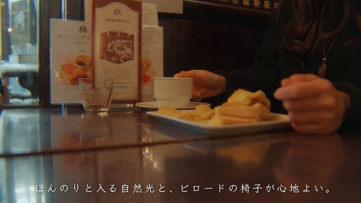 品書きの立つ卓と、ポテトチップスを添えた皿