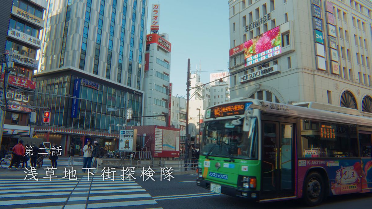 バスが行き交う朝の交差点
