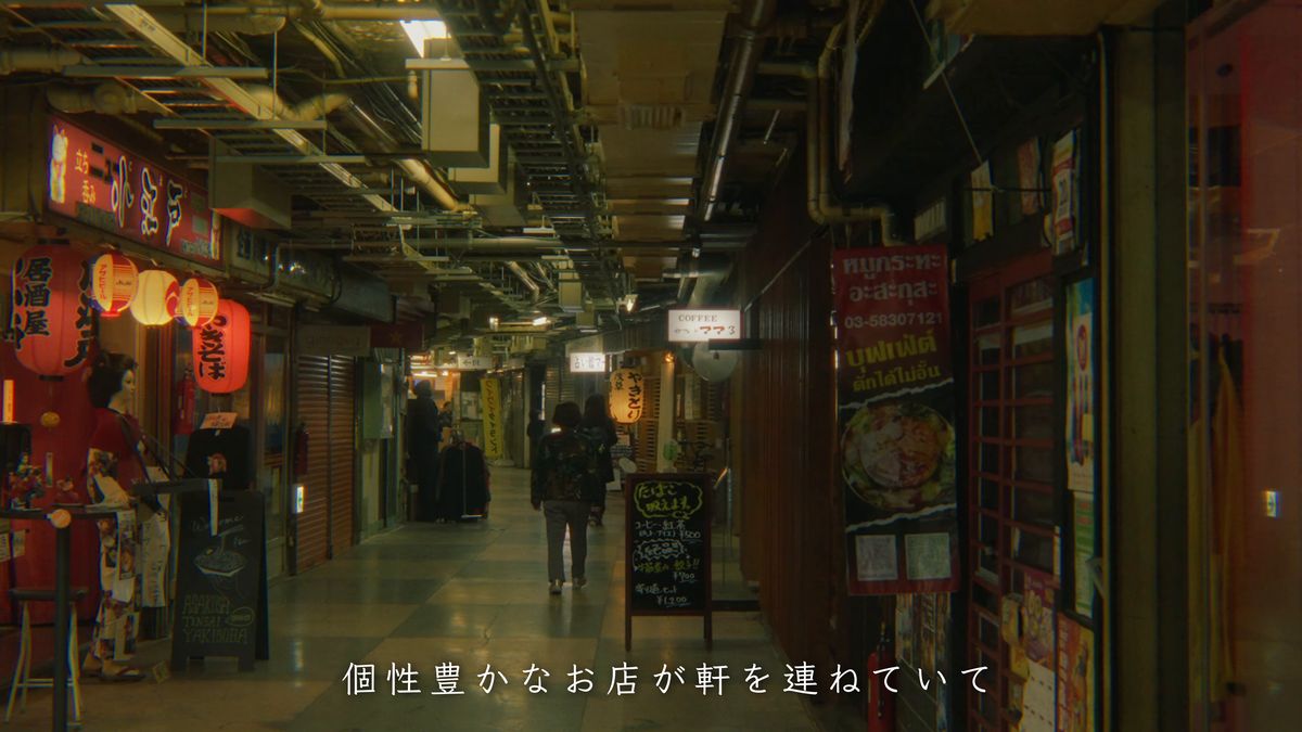 赤い提灯の灯る地下の通路
