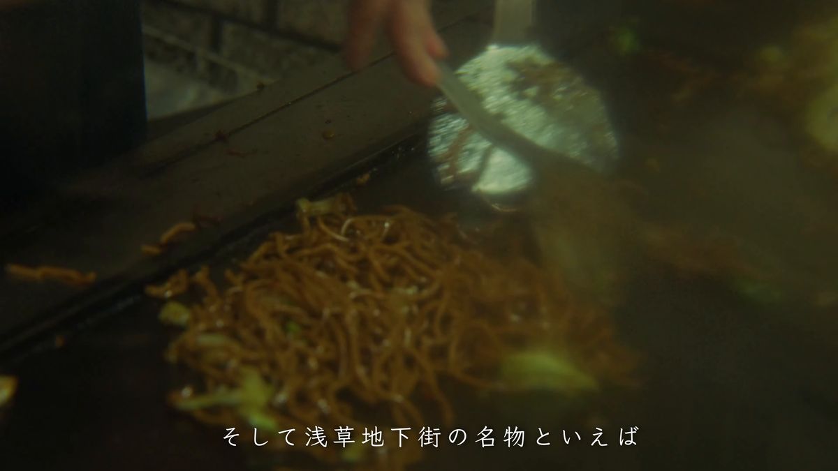 鉄板の上で炒められる焼きそば