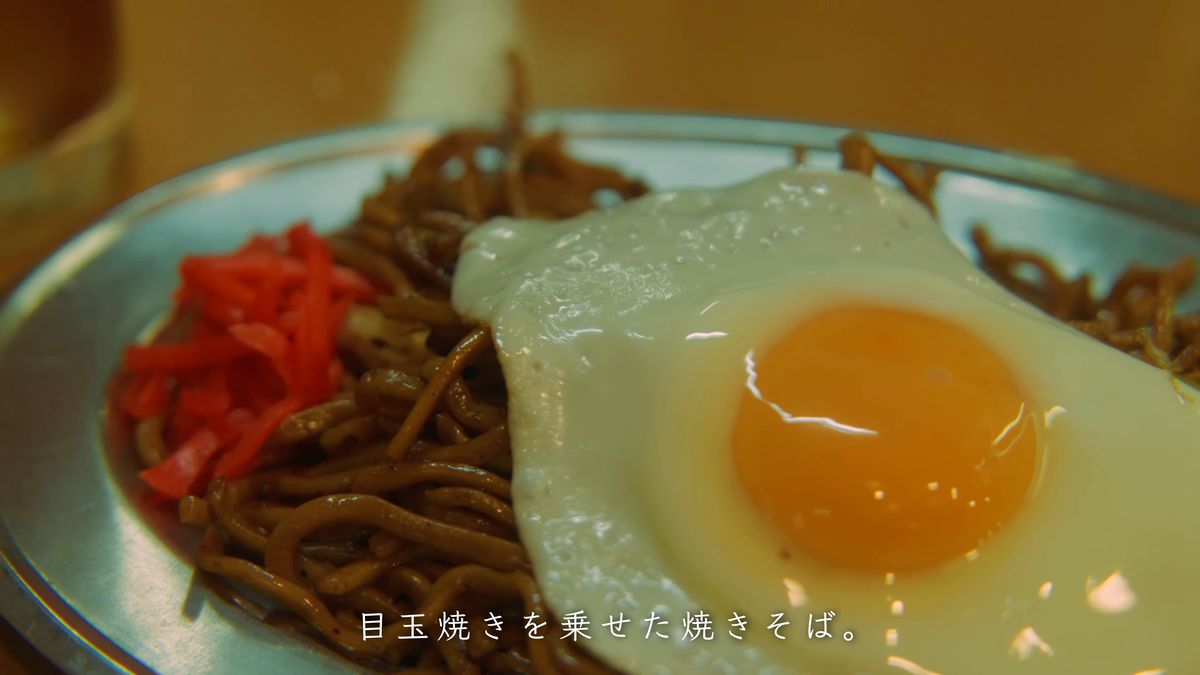 紅しょうがと目玉焼きをのせた焼きそば