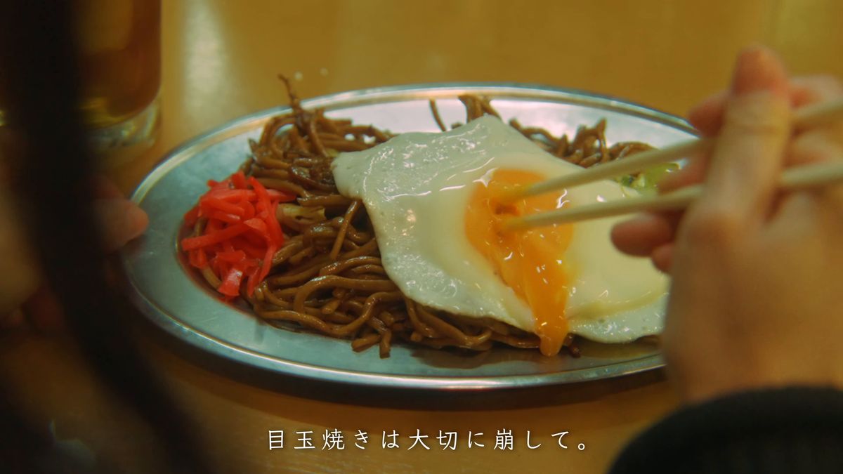 箸で目玉焼きを崩す