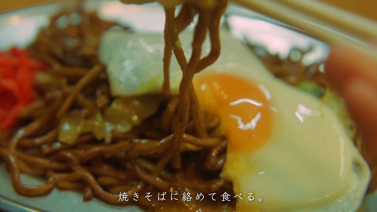 高く持ち上げた太めの麺