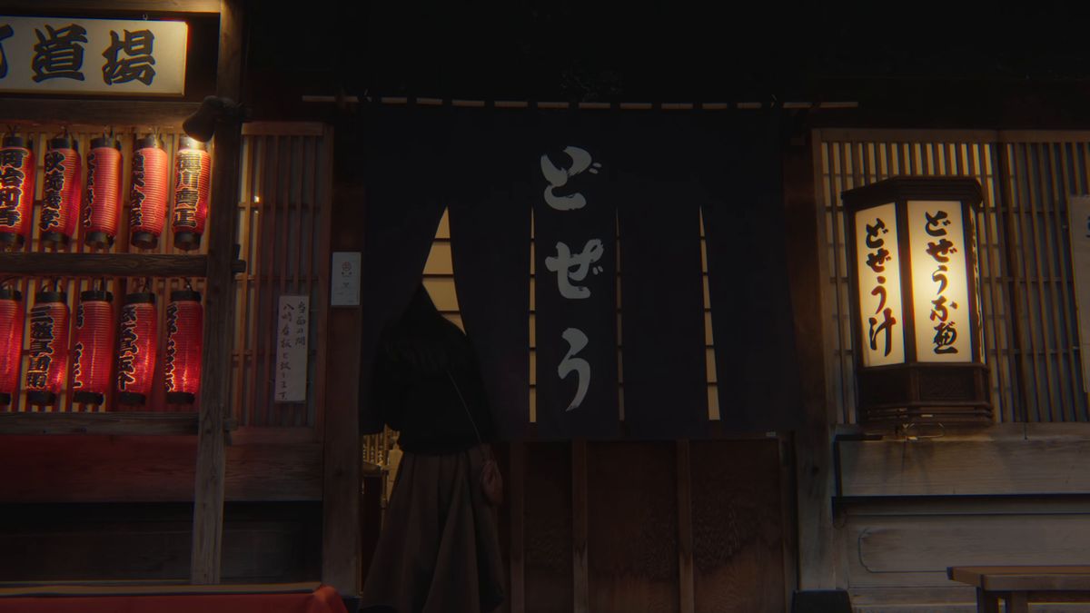 「どぜう」の暖簾の前に立つ後ろ姿