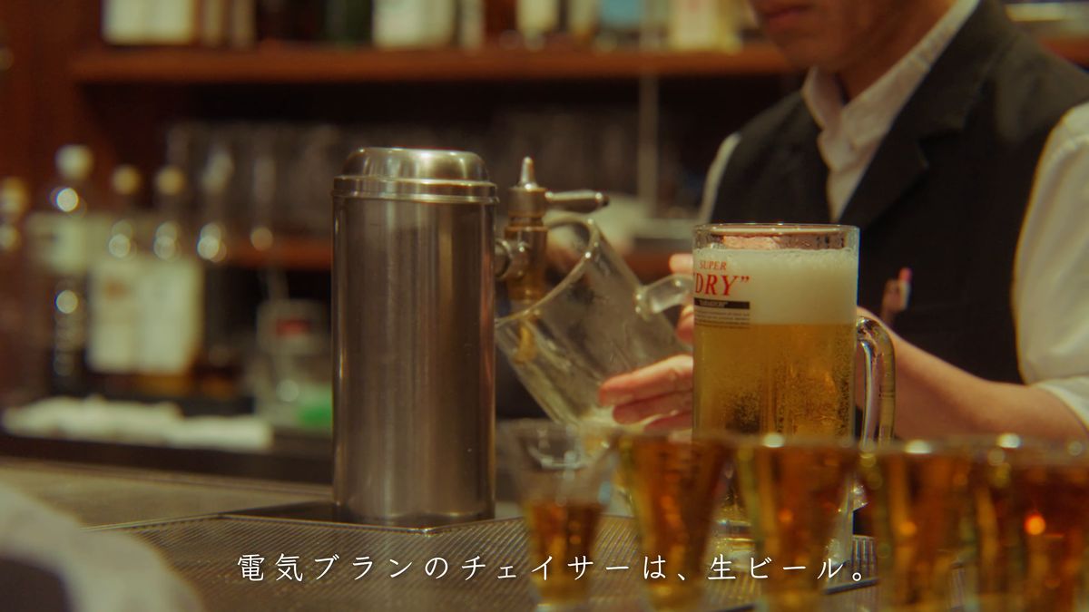カウンターで生ビールを注ぐ