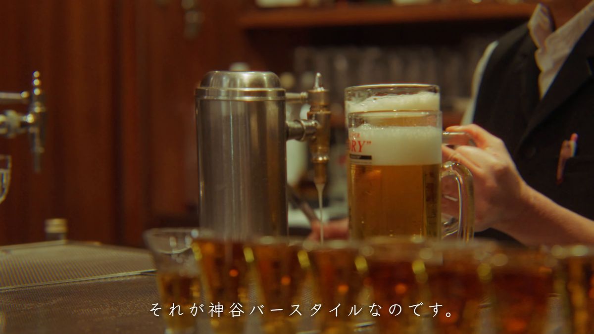 ジョッキの生ビールと並んだ電気ブランのグラス