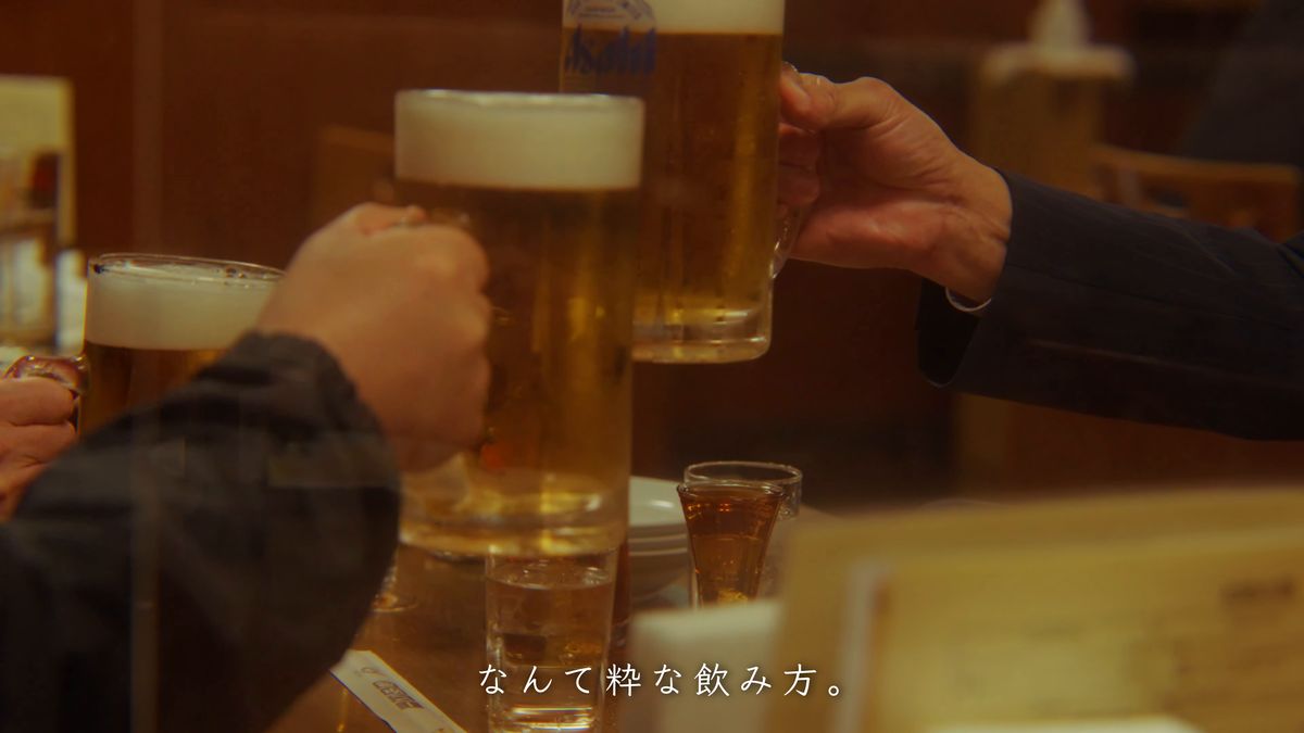 生ビールのジョッキで乾杯する手元