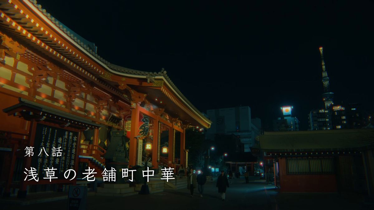 夜の浅草寺の本堂とスカイツリー