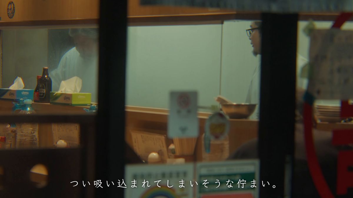 窓越しに見える店の調理場
