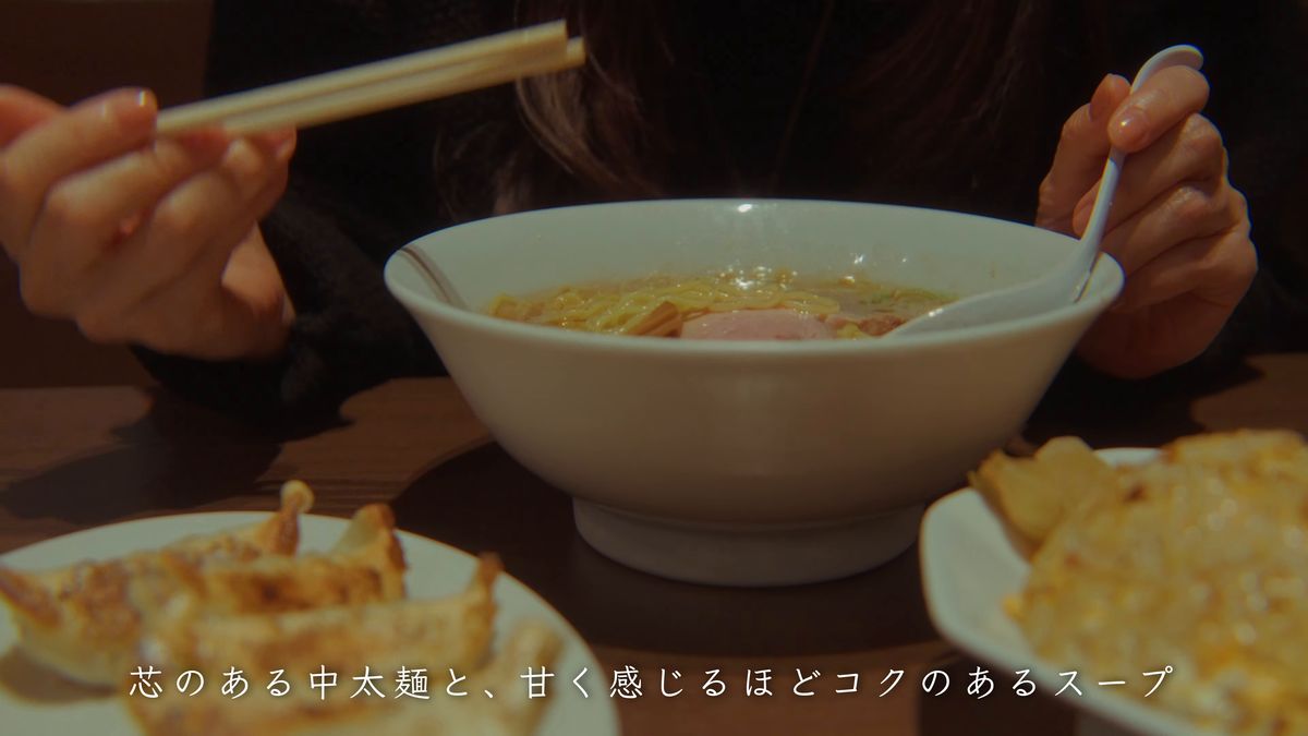 中華そばと餃子と炒飯が並ぶテーブル