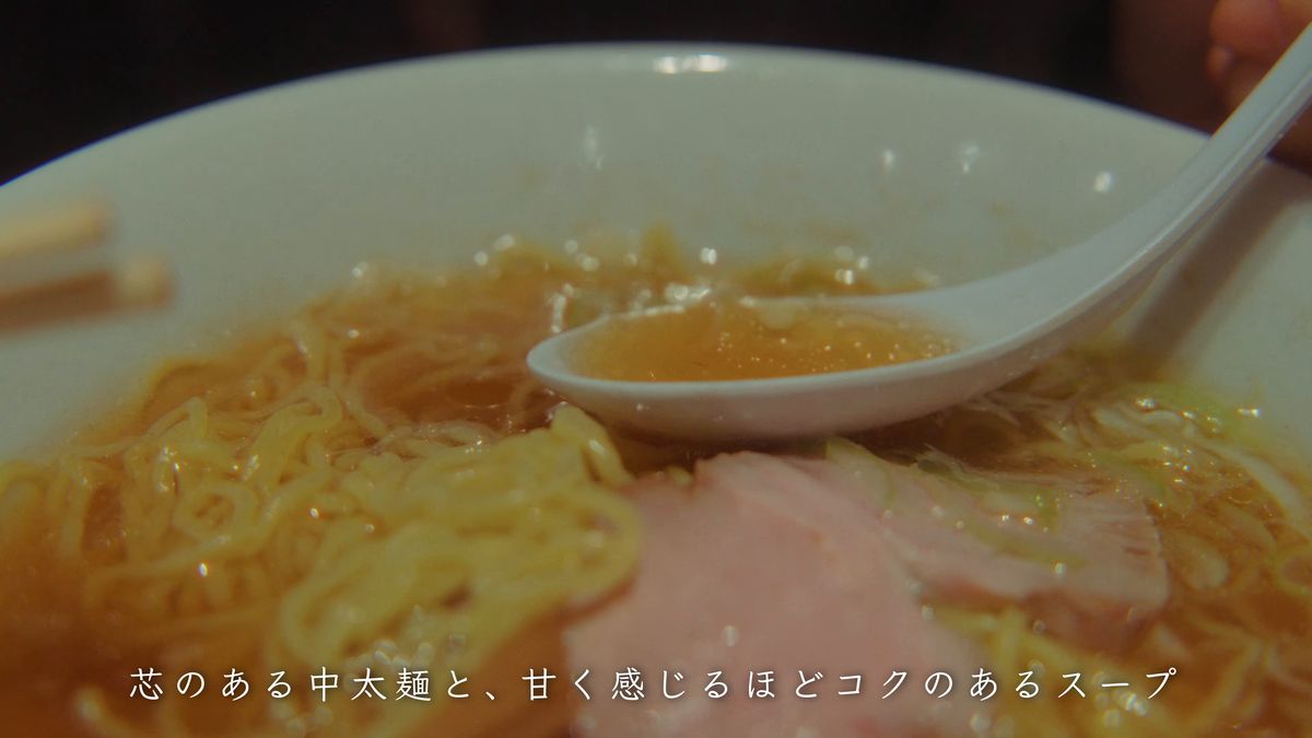 れんげですくったスープ