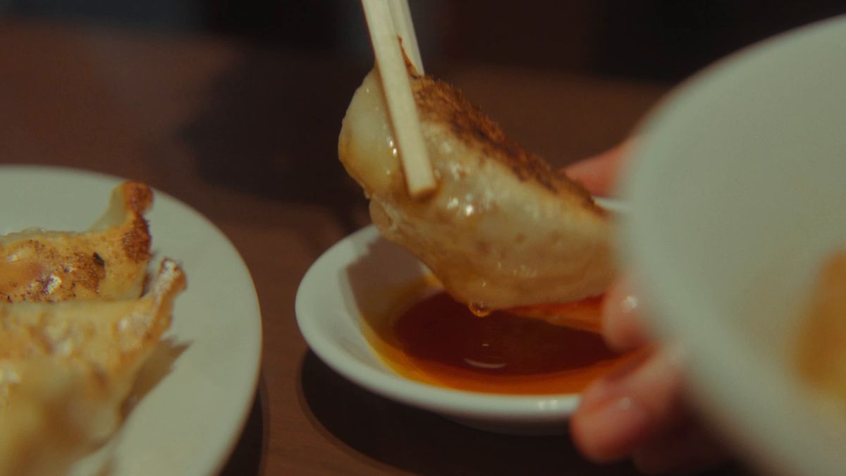 餃子をタレにつける