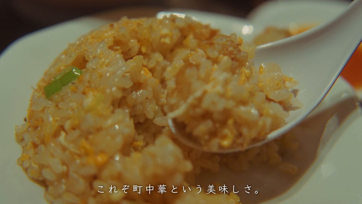 れんげにのせた炒飯