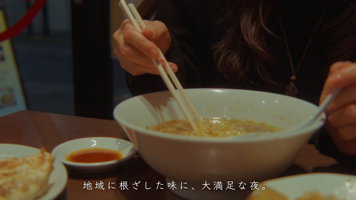 中華そばをすする手元