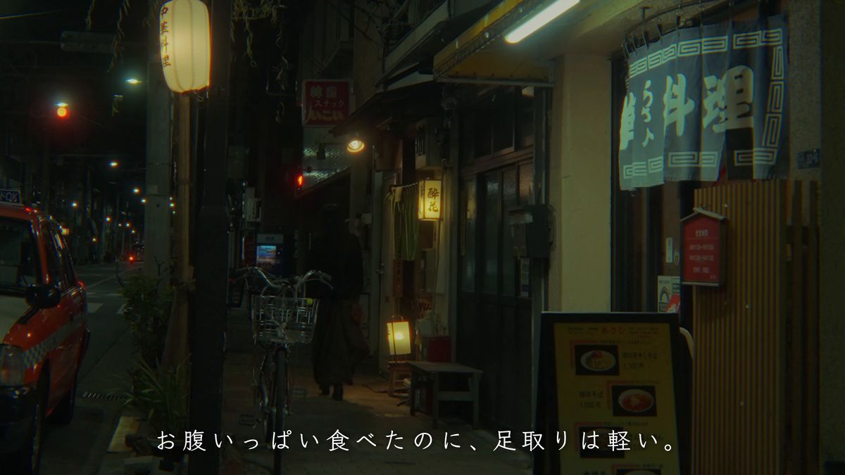 提灯の灯る夜の路地を歩く後ろ姿