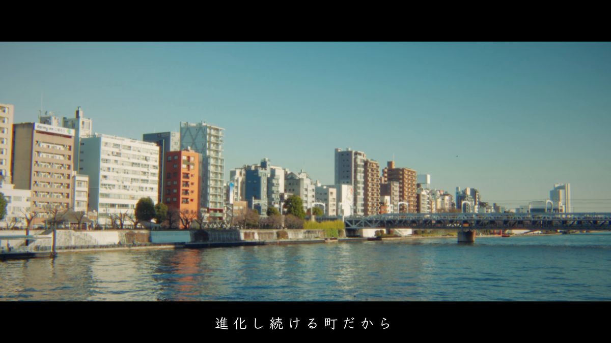 晴れた隅田川と川沿いの街並み