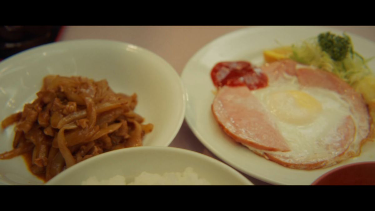 豚肉と玉ねぎの炒め物とハムエッグ