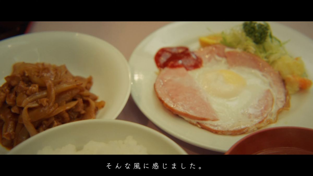 ご飯と汁椀、ハムエッグの並ぶ卓