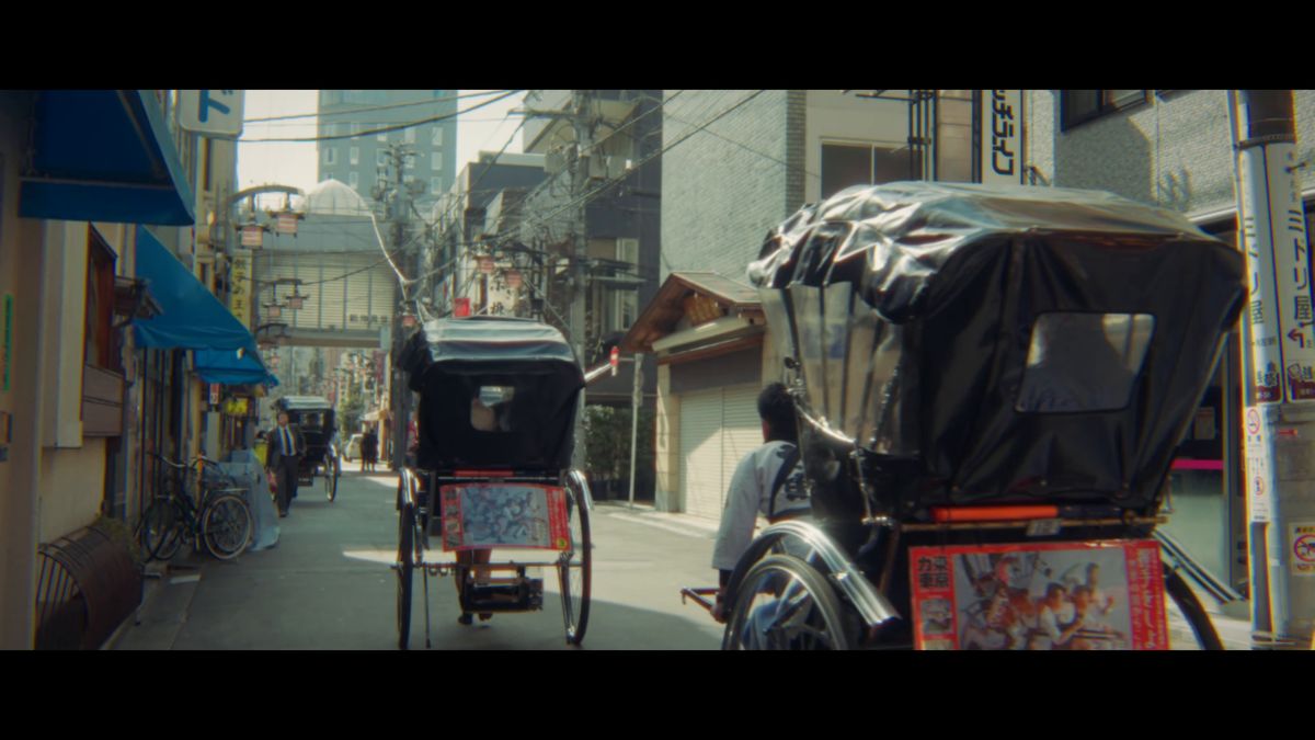 人力車の並ぶ通り