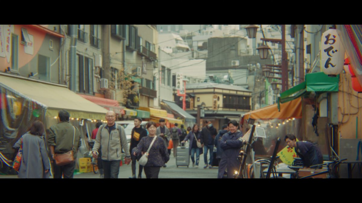 おでんの提灯が下がるにぎやかな通り