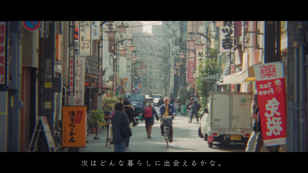 看板が連なる浅草の商店街
