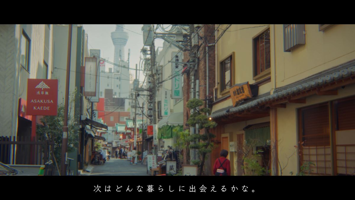 路地の先にのぞくスカイツリー