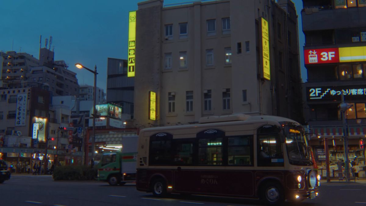 夕暮れの交差点を走るバス