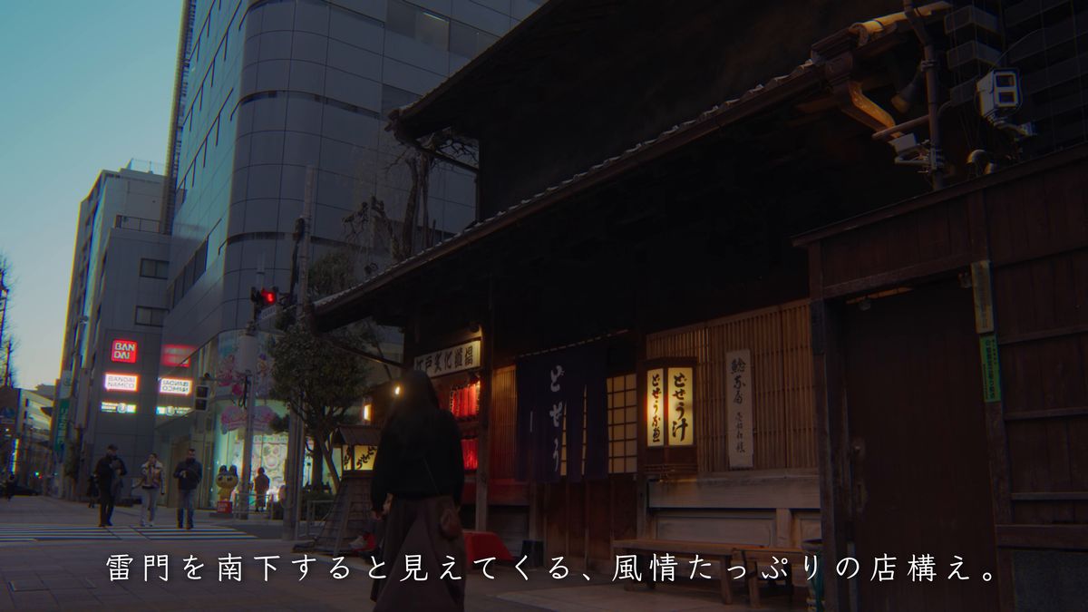 ビルの間に残る木造の店構えと、歩く後ろ姿