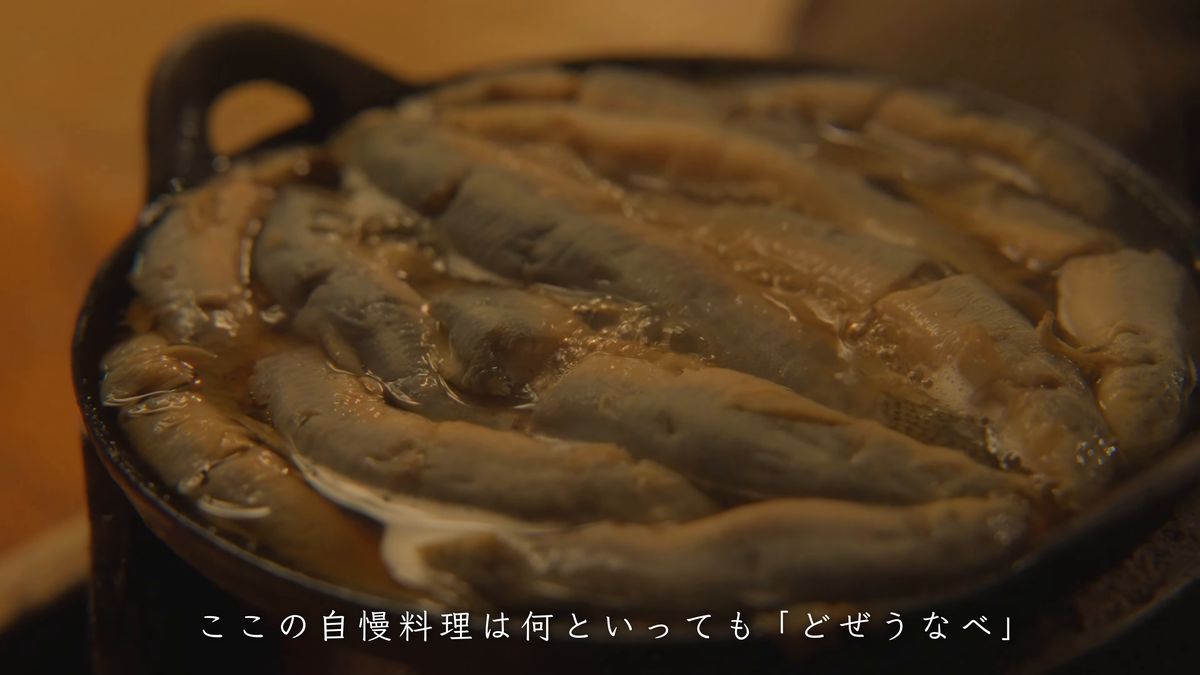 薄い鉄鍋にすき間なく並んだどじょう