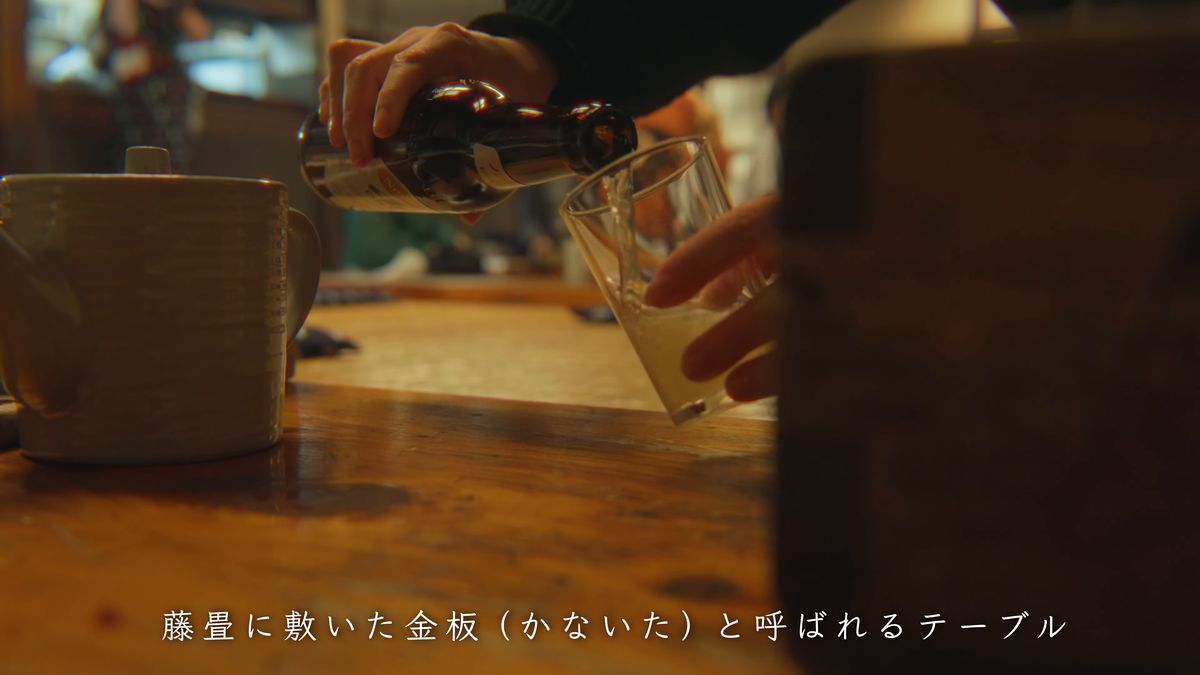 金板のテーブルでノンアルコールビールを注ぐ