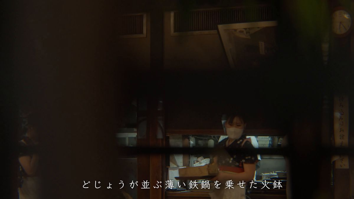 柱の間から見える店の奥