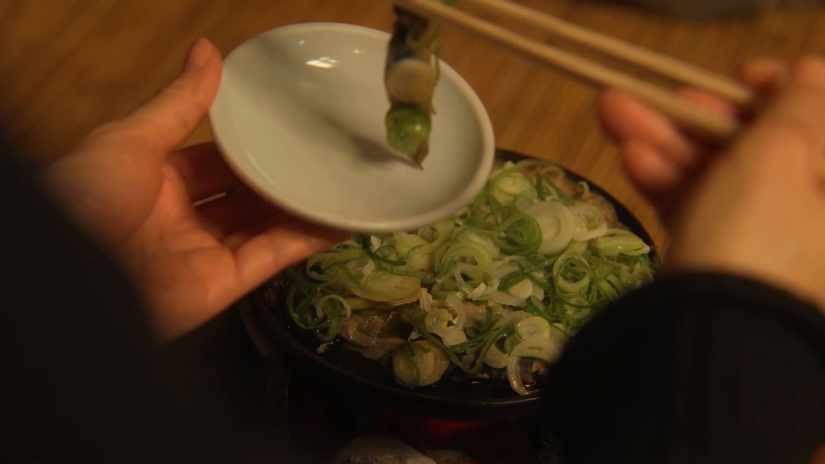 取り皿にどじょうとネギを取り分ける