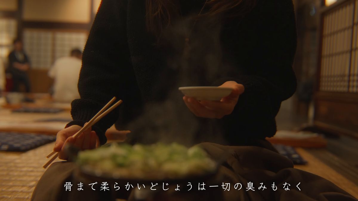 取り皿と箸を手に、湯気の立つ鍋の前に座る
