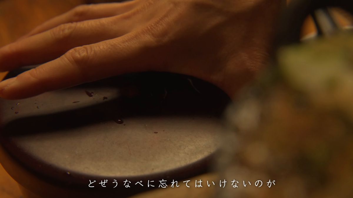 おひつの蓋に手をかける