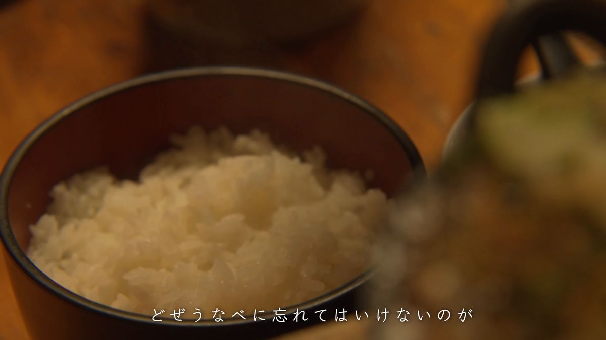 蓋を開けたおひつのご飯