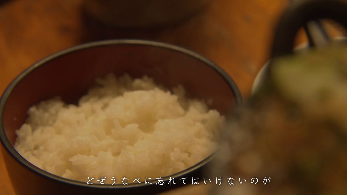 おひつにたっぷり入った白いご飯
