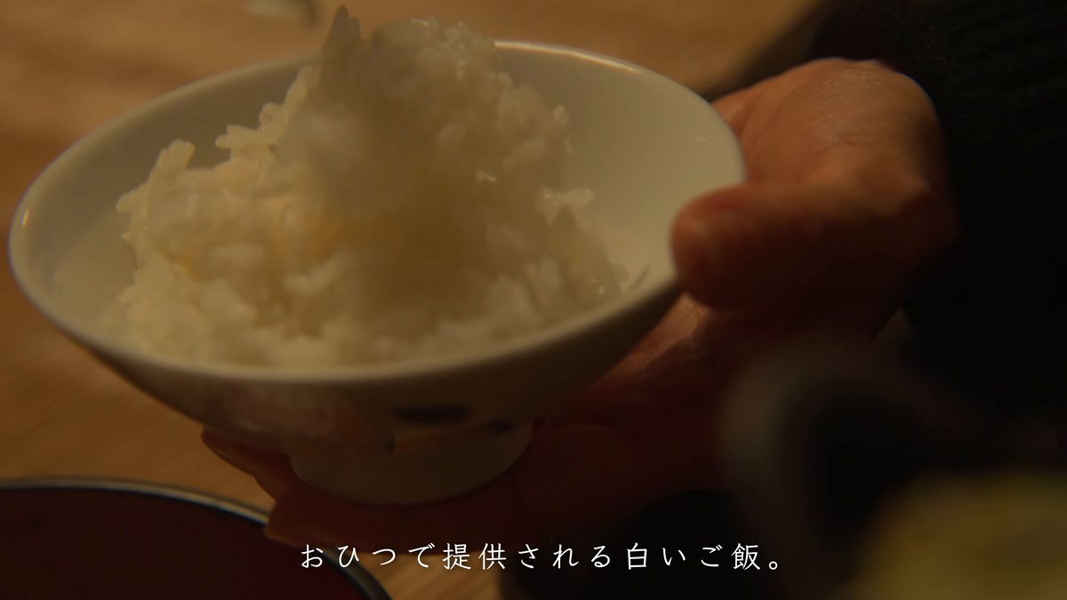 茶碗に盛った白いご飯