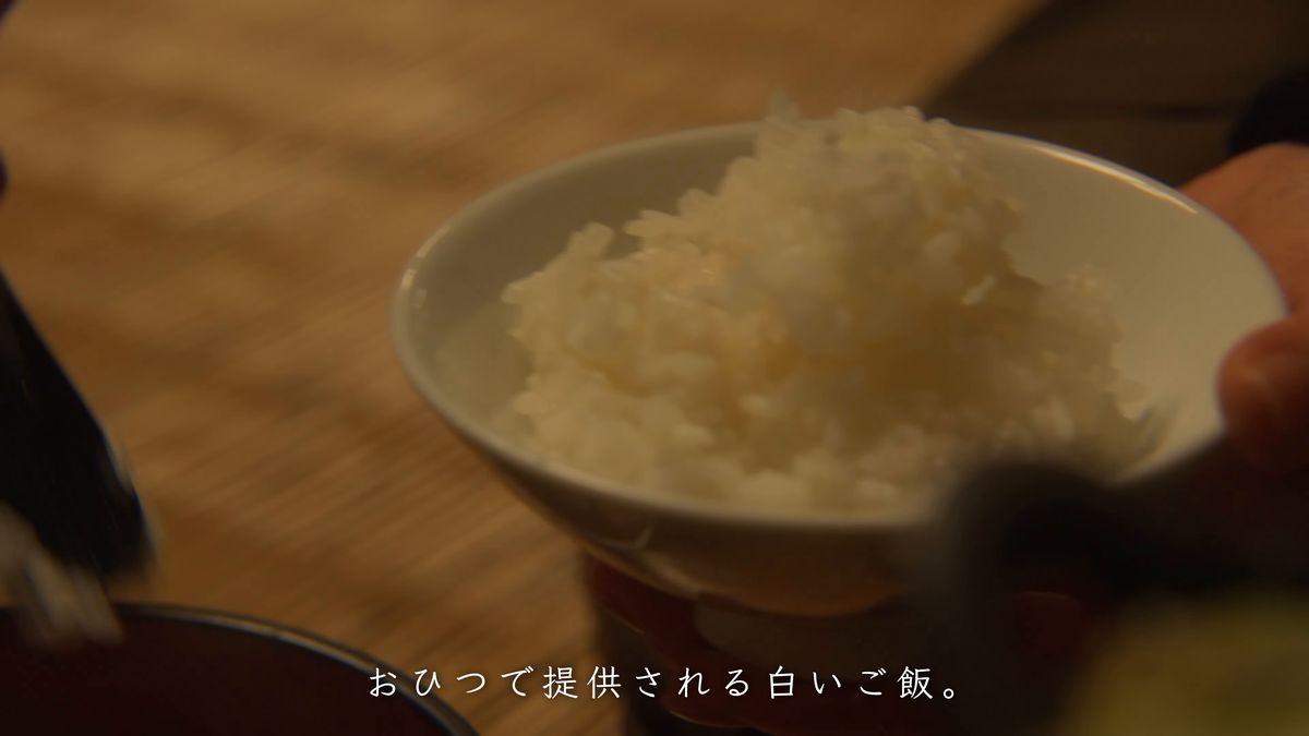 ご飯茶碗を手に持つ