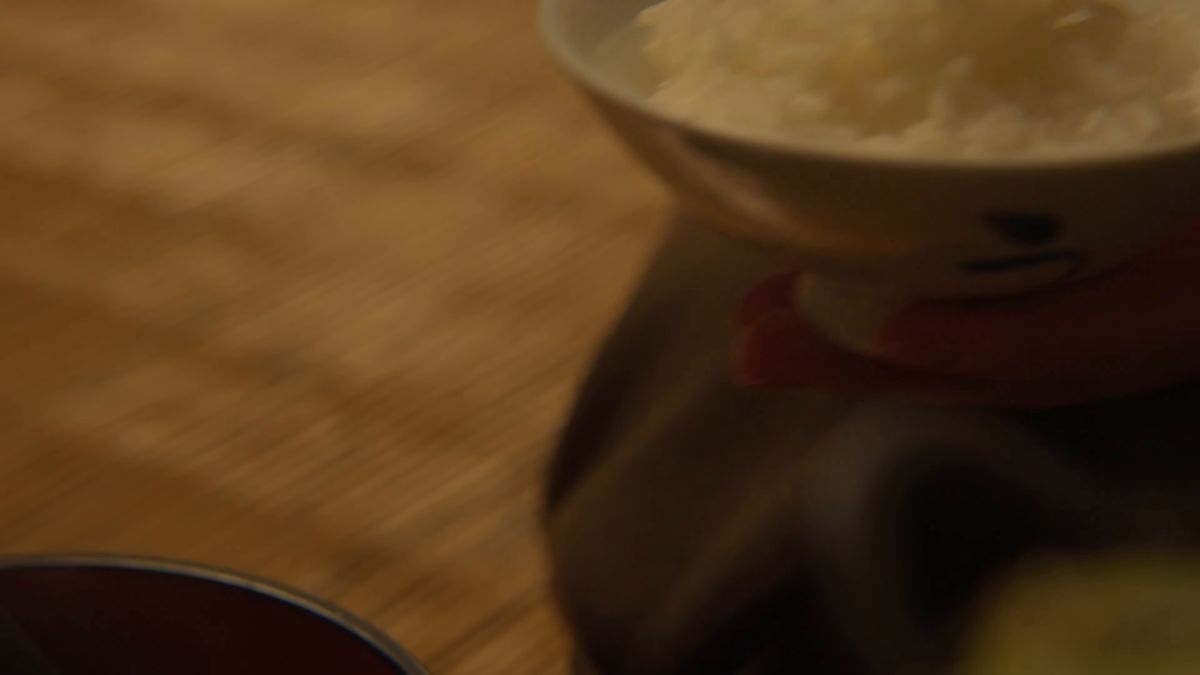 持ち上げたご飯茶碗