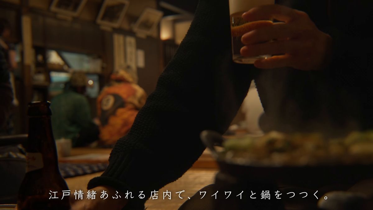 グラスを手に、にぎわう店内を眺める