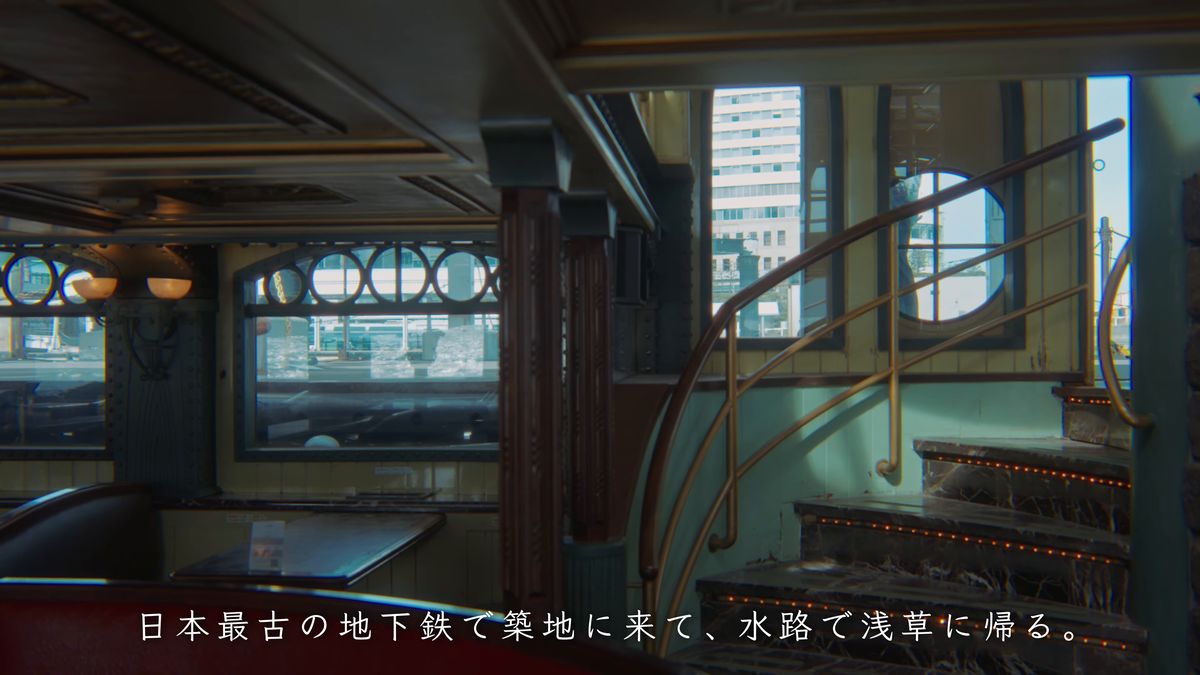 水上バスの船内のらせん階段