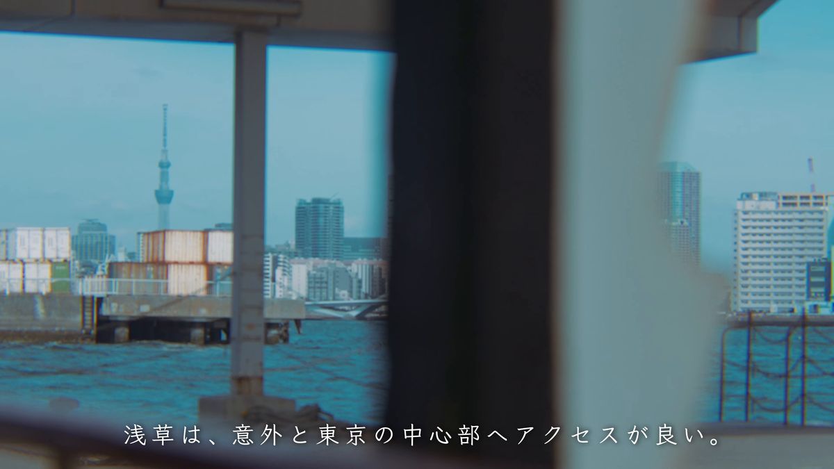 窓の外の川岸と遠くのスカイツリー