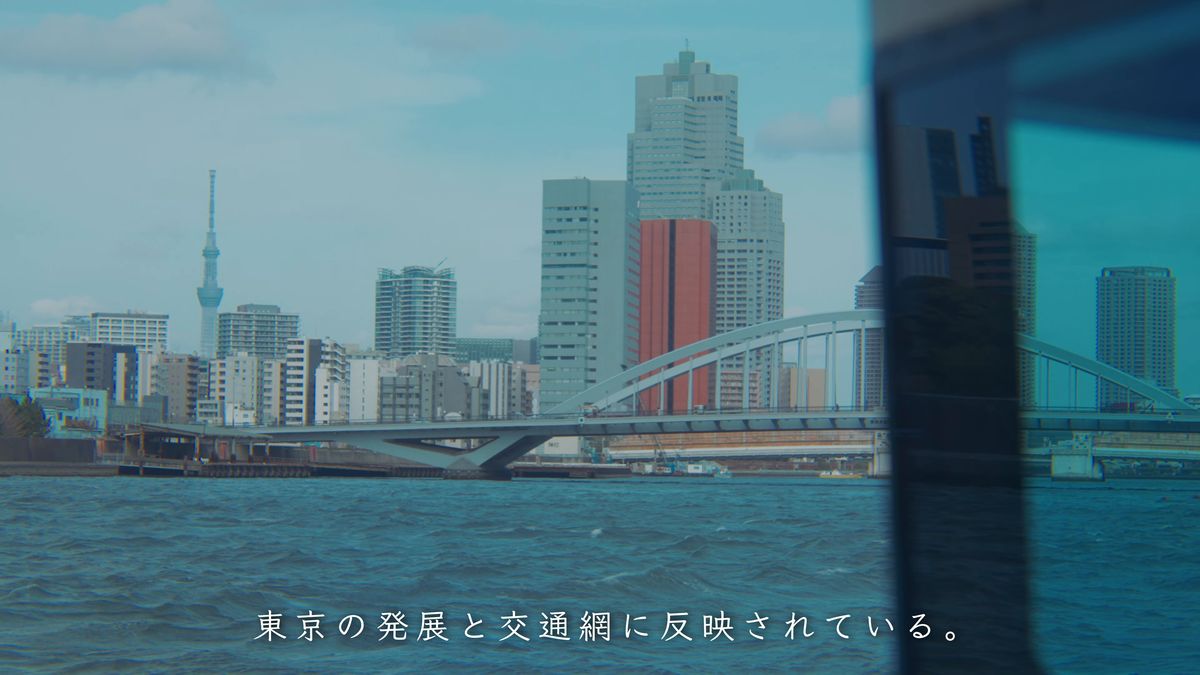 白いアーチ橋の向こうに見えるスカイツリー