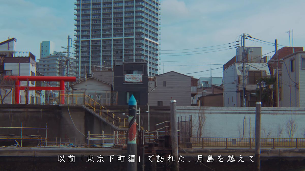 川岸の赤い鳥居と家並み